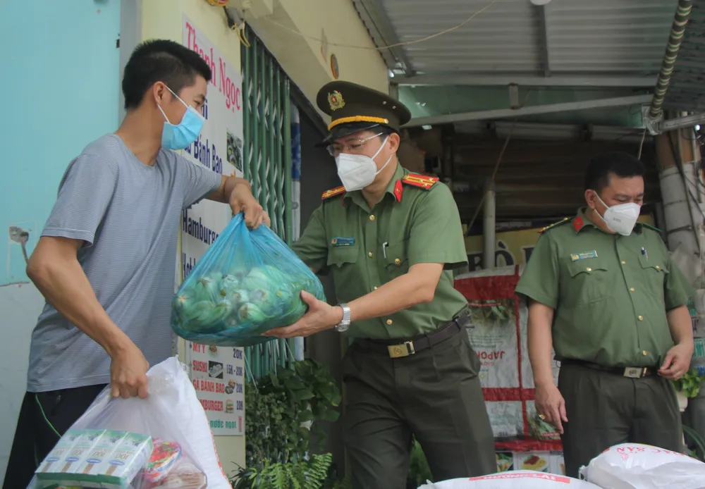 Công an gõ cửa từng nhà trao quà hỗ trợ bà con nghèo ở huyện Nhà Bè ảnh 2 Công an gõ cửa từng nhà trao quà hỗ trợ bà con nghèo ở huyện Nhà Bè ảnh 2
