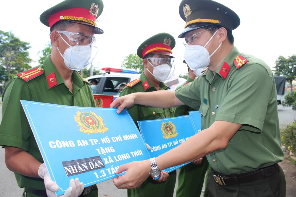 Công an gõ cửa từng nhà trao quà hỗ trợ bà con nghèo ở huyện Nhà Bè ảnh 3 Công an gõ cửa từng nhà trao quà hỗ trợ bà con nghèo ở huyện Nhà Bè ảnh 3
