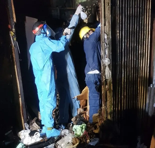 Cảnh sát PCCC giải cứu cụ bà vừa điều trị khỏi Covid-19 trong đám cháy ảnh 1