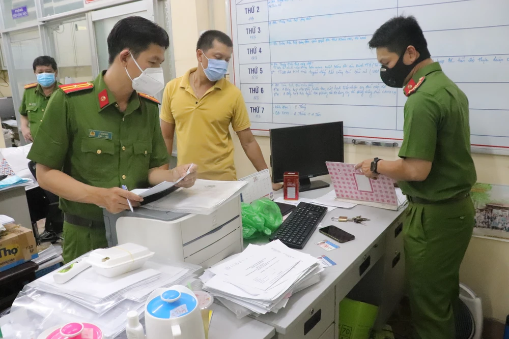 Khởi tố cán bộ phường tổ chức tiêm vaccine cho người không thuộc diện tiêm ảnh 1 Khởi tố cán bộ phường tổ chức tiêm vaccine cho người không thuộc diện tiêm ảnh 1