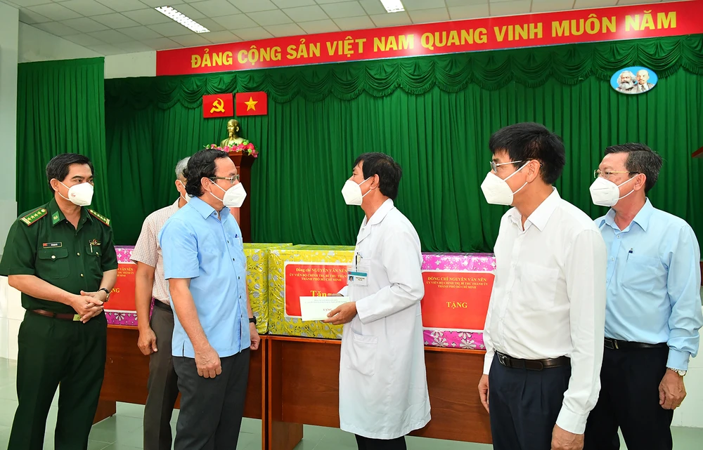 Bí thư Thành ủy TPHCM Nguyễn Văn Nên thăm, tặng quà Bệnh viện điều trị Covid-19 Cần Giờ. Ảnh: VIỆT DŨNG