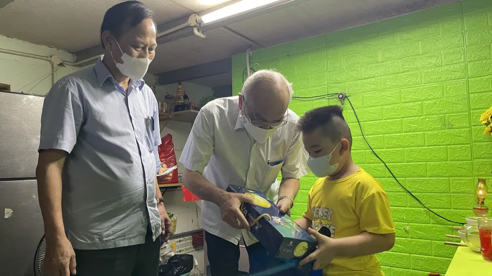 Huyện Bình Chánh chăm lo ăn học cho 141 trẻ em mồ côi đến 18 tuổi ảnh 3