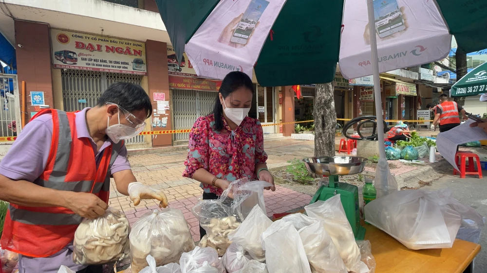 Quận 5 mở thêm chợ dã chiến phục vụ người dân vùng xanh ảnh 2 Quận 5 mở thêm chợ dã chiến phục vụ người dân vùng xanh ảnh 2
