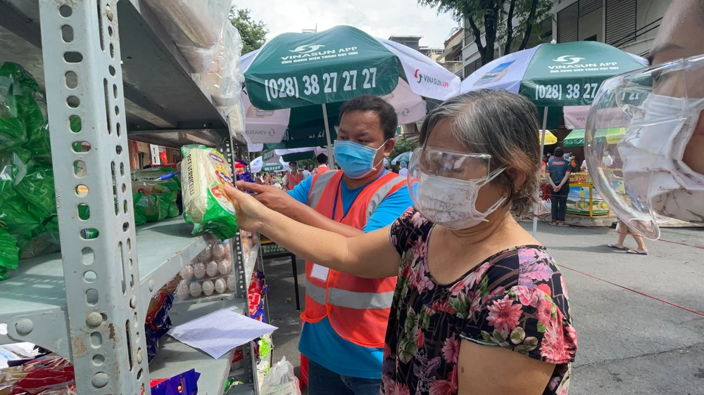 Quận 5 mở thêm chợ dã chiến phục vụ người dân vùng xanh ảnh 4 Quận 5 mở thêm chợ dã chiến phục vụ người dân vùng xanh ảnh 4