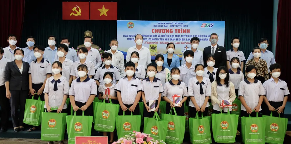 Hội Nông dân TPHCM trao 654 suất học bổng Lương Định Của cho học sinh khó khăn ảnh 1
