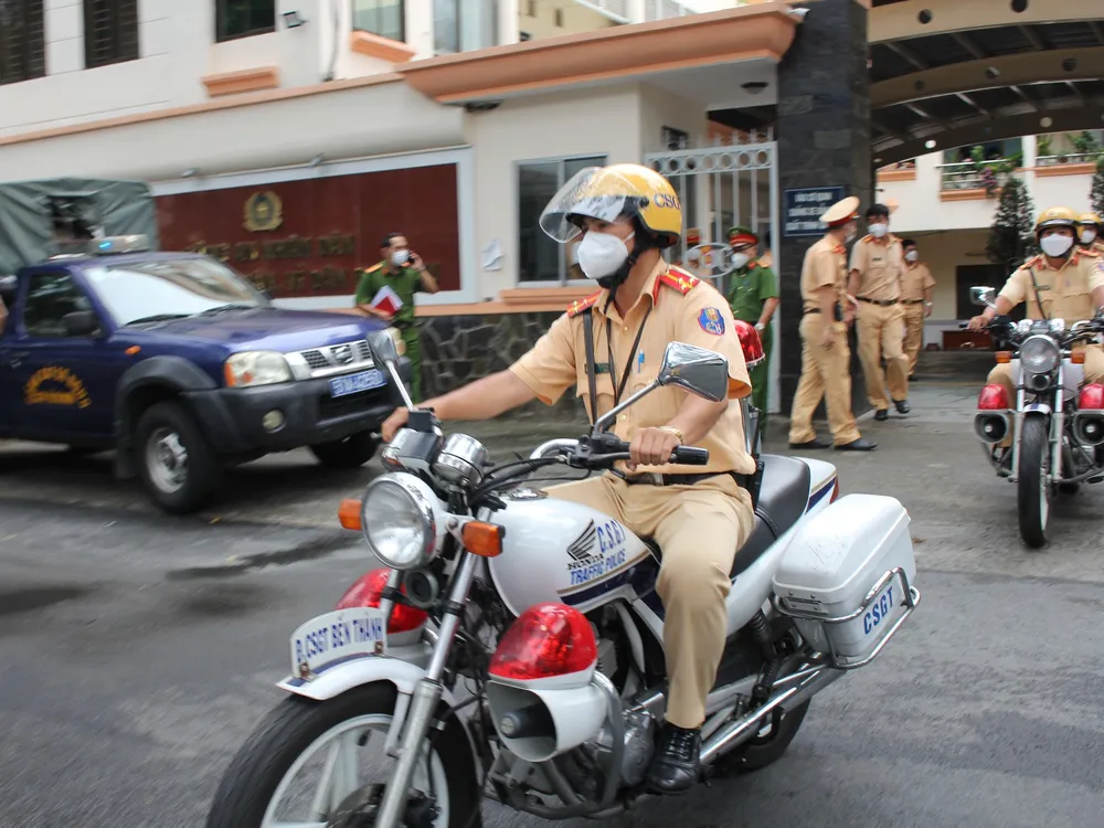 Công an TPHCM đồng loạt ra quân tuần tra, kiểm soát lưu động trong trạng thái “bình thường mới“ ảnh 15