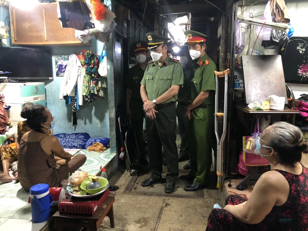Công an TPHCM tiếp tục đến từng nhà dân hỗ trợ nhu yếu phẩm ảnh 4 Công an TPHCM tiếp tục đến từng nhà dân hỗ trợ nhu yếu phẩm ảnh 4