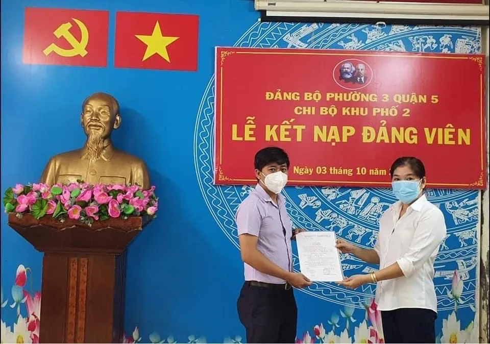 Kết nạp đảng viên ở tuyến đầu chống dịch ảnh 3 Kết nạp đảng viên ở tuyến đầu chống dịch ảnh 3