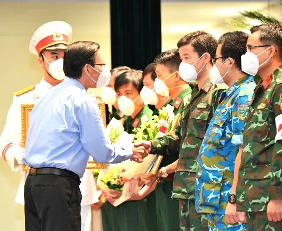 Bí thư Thành ủy TPHCM Nguyễn Văn Nên: Thay đổi cách sống cho phù hợp trong môi trường có dịch Covid-19 ảnh 5