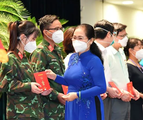 Bí thư Thành ủy TPHCM Nguyễn Văn Nên: Thay đổi cách sống cho phù hợp trong môi trường có dịch Covid-19 ảnh 6