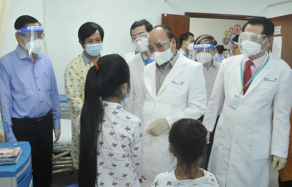 Chủ tịch nước Nguyễn Xuân Phúc gợi mở cách kiểm soát dịch và phát triển kinh tế cho TPHCM ảnh 19