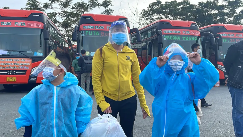 Bộ Tư lệnh TPHCM phối hợp đưa gần 500 người dân về các tỉnh miền Tây ảnh 4