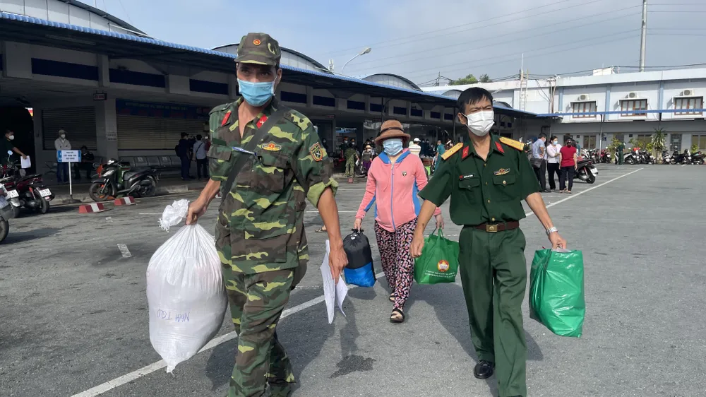 Bộ Tư lệnh TPHCM phối hợp đưa gần 500 người dân về các tỉnh miền Tây ảnh 1