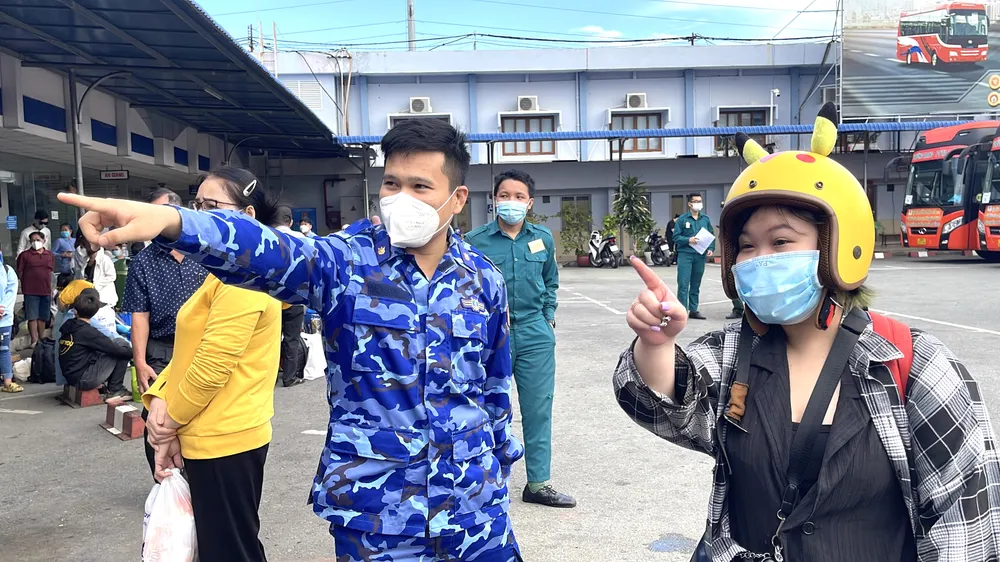 Bộ Tư lệnh TPHCM tiếp tục đưa 700 người dân về quê theo nguyện vọng ảnh 6 Bộ Tư lệnh TPHCM tiếp tục đưa 700 người dân về quê theo nguyện vọng ảnh 6