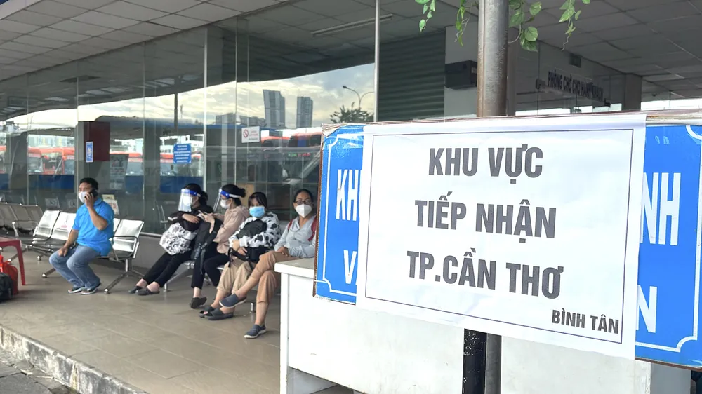 Bộ Tư lệnh TPHCM tiếp tục đưa 700 người dân về quê theo nguyện vọng ảnh 3 Bộ Tư lệnh TPHCM tiếp tục đưa 700 người dân về quê theo nguyện vọng ảnh 3