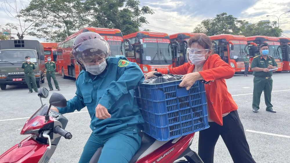 Bộ Tư lệnh TPHCM tiếp tục đưa 700 người dân về quê theo nguyện vọng ảnh 4 Bộ Tư lệnh TPHCM tiếp tục đưa 700 người dân về quê theo nguyện vọng ảnh 4