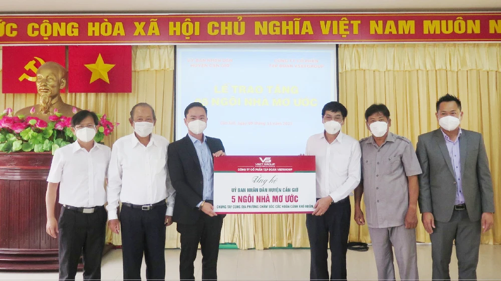 Nguyên Phó Thủ tướng Thường trực Chính phủ Trương Hòa Bình cùng nhà tài trợ trao kinh phí xây nhà cho bà con khó khăn tại huyện Cần Giờ. Ảnh: HỒNG NGA