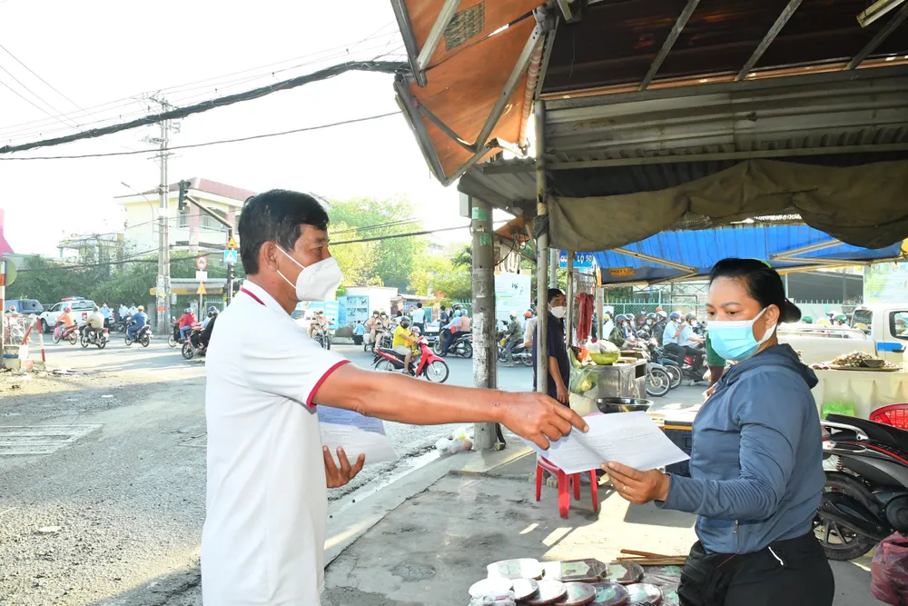 Huyện Bình Chánh ra quân xử lý buôn bán lấn chiếm lòng đường, không đảm bảo phòng dịch Covid-19 ảnh 3