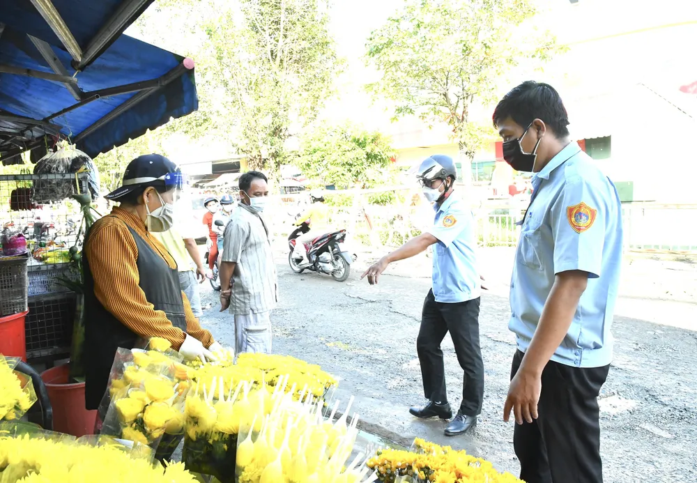 Huyện Bình Chánh ra quân xử lý buôn bán lấn chiếm lòng đường, không đảm bảo phòng dịch Covid-19 ảnh 4