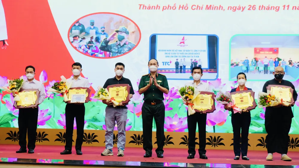 Bộ Tư lệnh TPHCM tri ân tập thể, cá nhân đồng hành giúp dân trong đại dịch ảnh 3