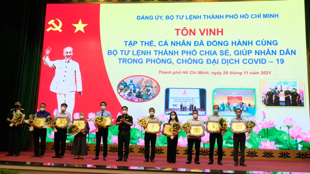 Bộ Tư lệnh TPHCM tri ân tập thể, cá nhân đồng hành giúp dân trong đại dịch ảnh 4