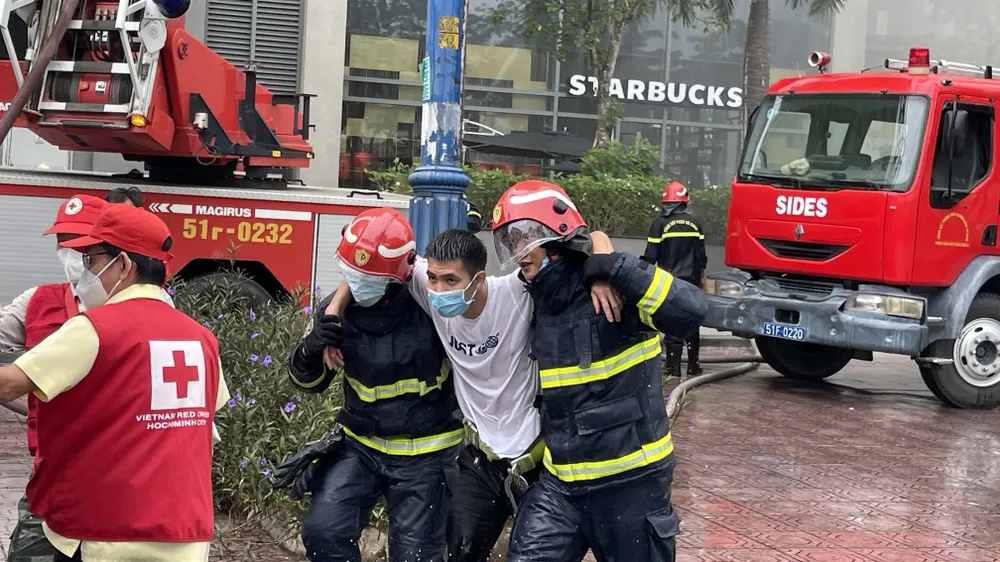 Cảnh sát sử dụng Flycam diễn tập phòng cháy chung cư cao tầng ảnh 4