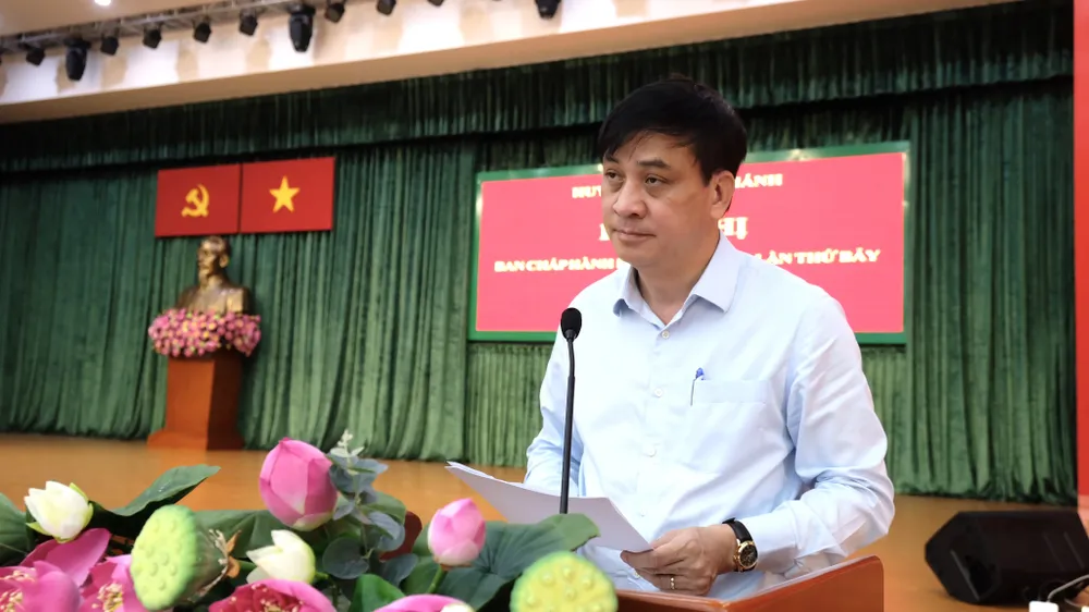 Phó Chủ tịch UBND TPHCM Lê Hòa Bình: Không được chủ quan trước biến thể Omicron ảnh 1