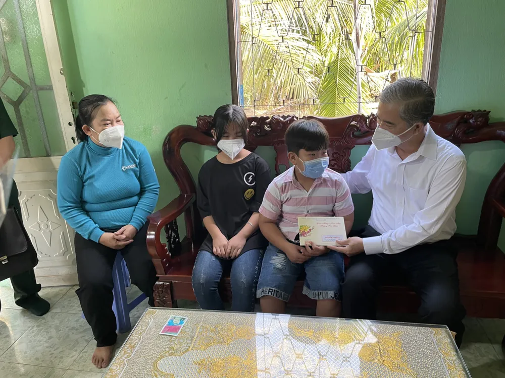 Chủ tịch UBND TPHCM thăm, chúc tết các đơn vị, lực lượng tuyến đầu phòng chống dịch Covid-19 ảnh 10