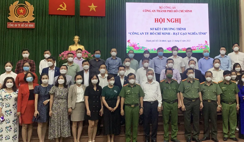 Công an TPHCM đưa gần 2.500 tấn gạo nghĩa tình đến người dân gặp khó khăn ảnh 1