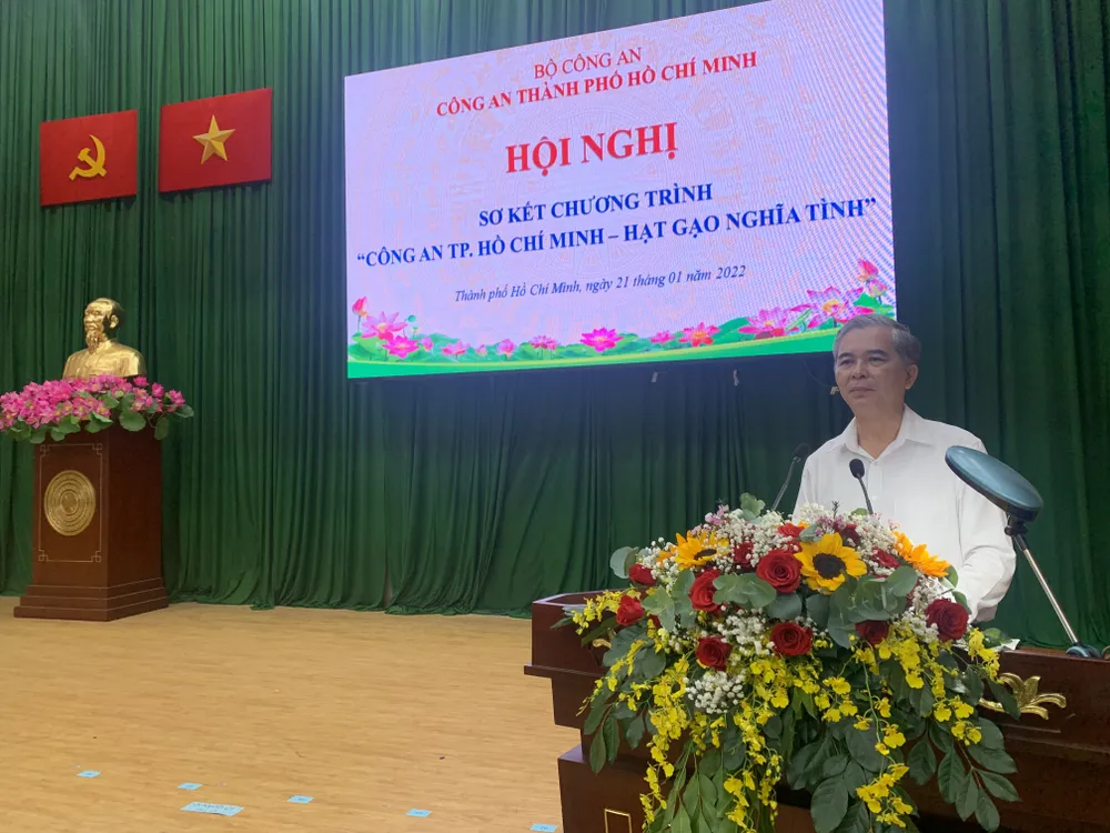 Công an TPHCM đưa gần 2.500 tấn gạo nghĩa tình đến người dân gặp khó khăn ảnh 2