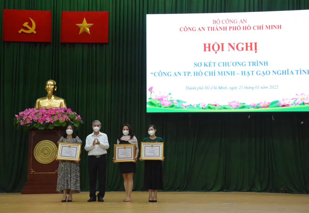 Công an TPHCM đưa gần 2.500 tấn gạo nghĩa tình đến người dân gặp khó khăn ảnh 3