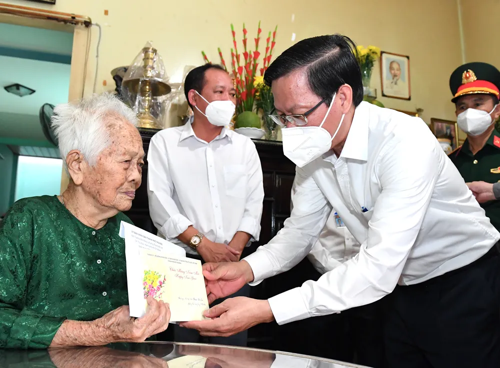 Chủ tịch UBND TPHCM thăm, chúc tết các đơn vị, lực lượng tuyến đầu phòng chống dịch Covid-19 ảnh 4