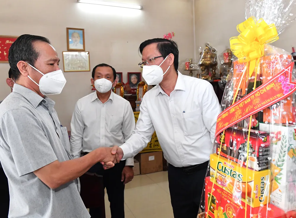 Chủ tịch UBND TPHCM thăm, chúc tết các đơn vị, lực lượng tuyến đầu phòng chống dịch Covid-19 ảnh 7