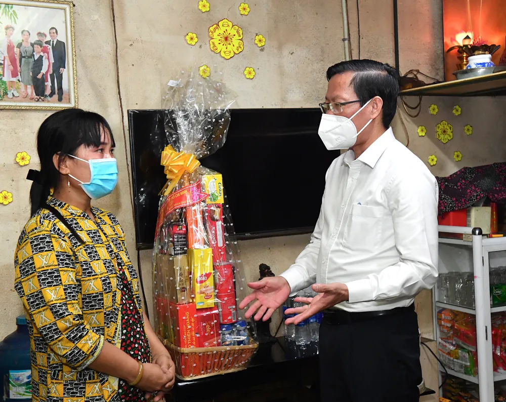 Chủ tịch UBND TPHCM thăm, chúc tết các đơn vị, lực lượng tuyến đầu phòng chống dịch Covid-19 ảnh 8