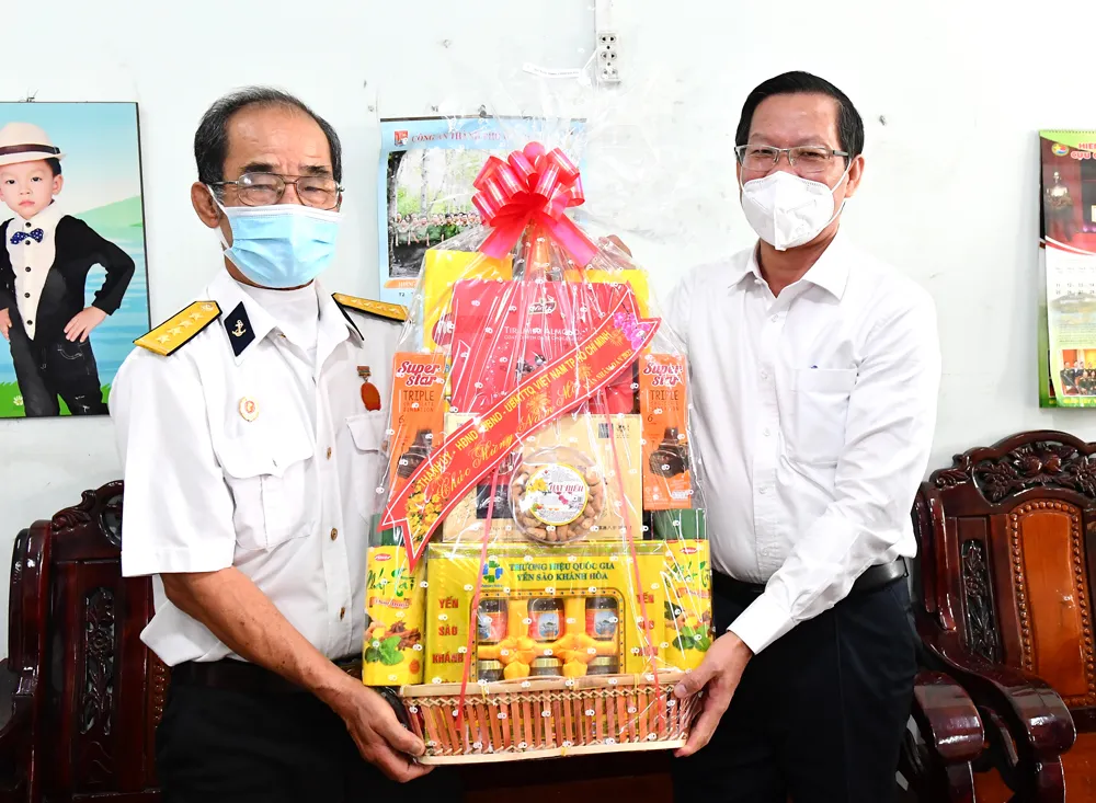 Chủ tịch UBND TPHCM thăm, chúc tết các đơn vị, lực lượng tuyến đầu phòng chống dịch Covid-19 ảnh 5