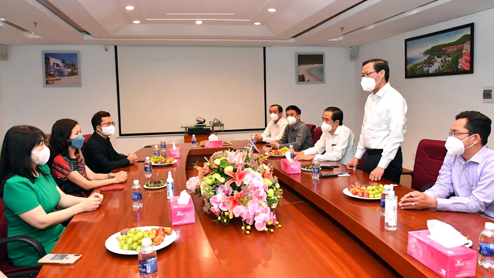 Chủ tịch UBND TPHCM thăm, chúc tết các đơn vị, lực lượng tuyến đầu phòng chống dịch Covid-19 ảnh 1