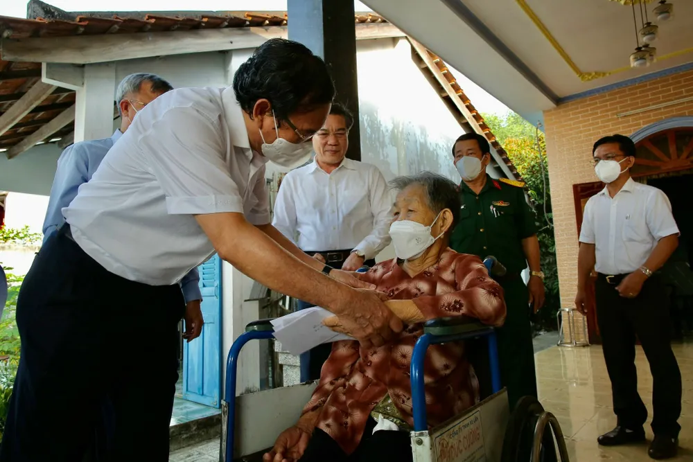 Bí thư Thành ủy TPHCM Nguyễn Văn Nên trao quà cho người nghèo, công nhân tại tỉnh Đồng Nai ảnh 1