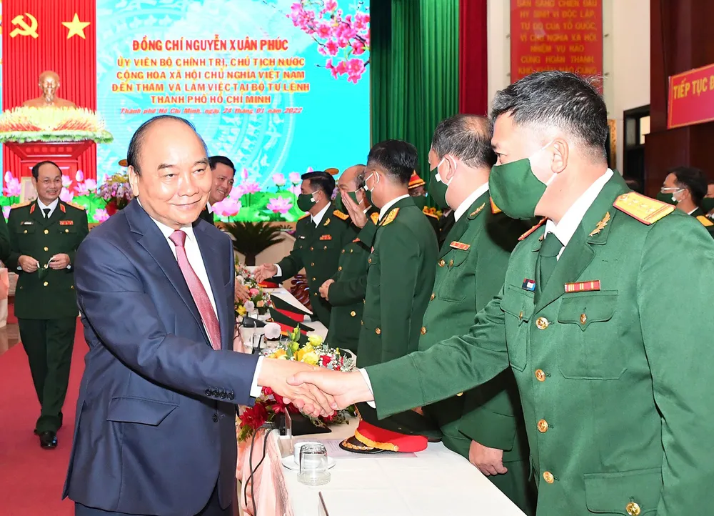 Chủ tịch nước Nguyễn Xuân Phúc thăm Bộ Tư lệnh TPHCM. Ảnh: VIỆT DŨNG