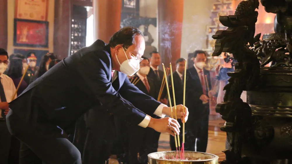 Lãnh đạo TPHCM dâng hương, dâng hoa tưởng niệm các anh hùng liệt sĩ nhân dịp Tết Nhâm Dần 2022 ảnh 12