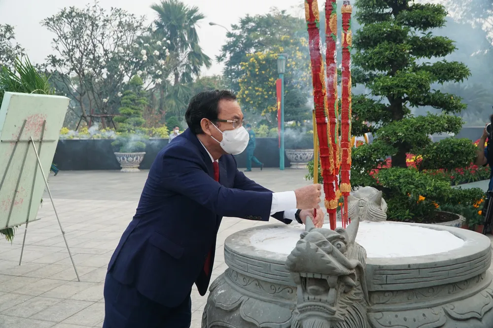 Lãnh đạo TPHCM dâng hương, dâng hoa tưởng niệm các anh hùng liệt sĩ nhân dịp Tết Nhâm Dần 2022 ảnh 3