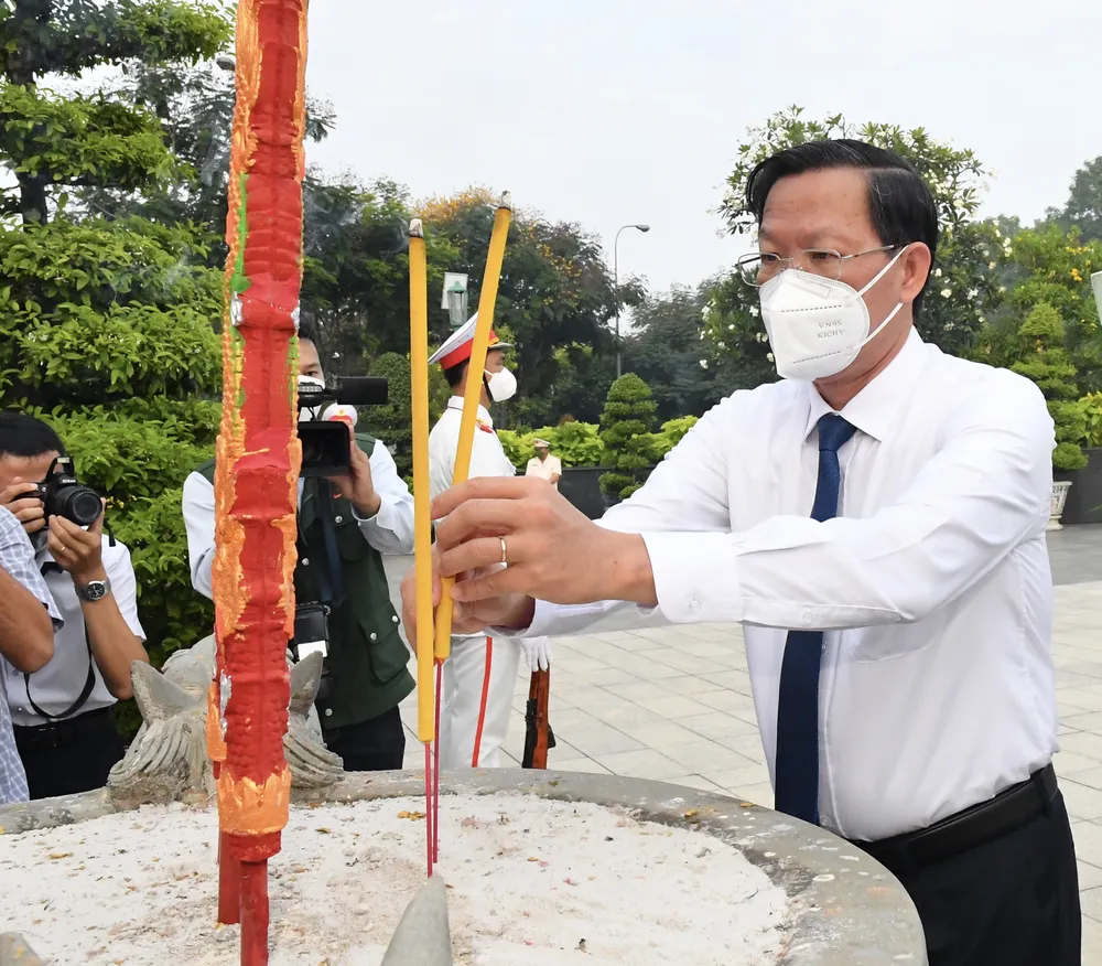 Lãnh đạo TPHCM dâng hương tưởng niệm các anh hùng liệt sĩ  ảnh 2