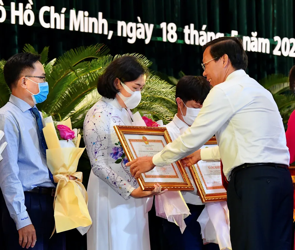 Tuyên dương các tập thể, cá nhân có thành tích xuất sắc trong học tập và làm theo Bác Hồ ảnh 2