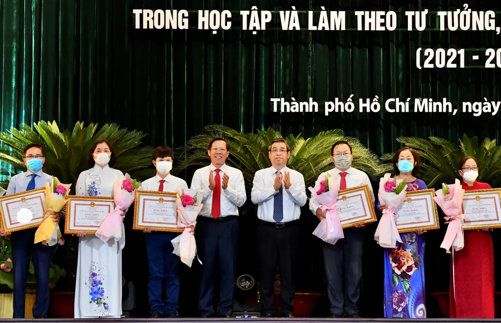 Tuyên dương các tập thể, cá nhân có thành tích xuất sắc trong học tập và làm theo Bác Hồ ảnh 6