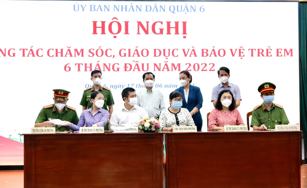 Lãnh đạo quận 6 đã chứng kiến lễ ký cam kết của 14 phường trong công tác chăm sóc, giáo dục và bảo vệ trẻ em. Ảnh: VĂN MINH