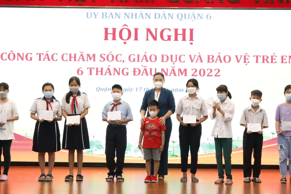 Chủ tịch UBND quận 6 Lê Thị Thanh Thảo trao quà cho các em học sinh có hoàn cảnh khó khăn. Ảnh: VĂN MINH
