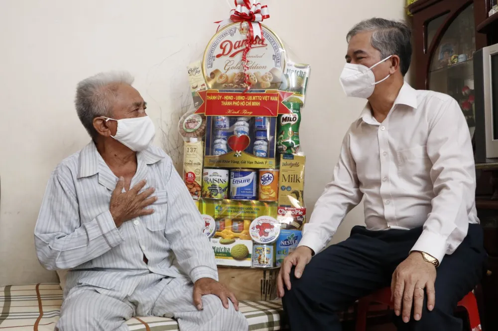 Lãnh đạo TPHCM thăm Mẹ Việt Nam anh hùng, gia đình chính sách ảnh 7