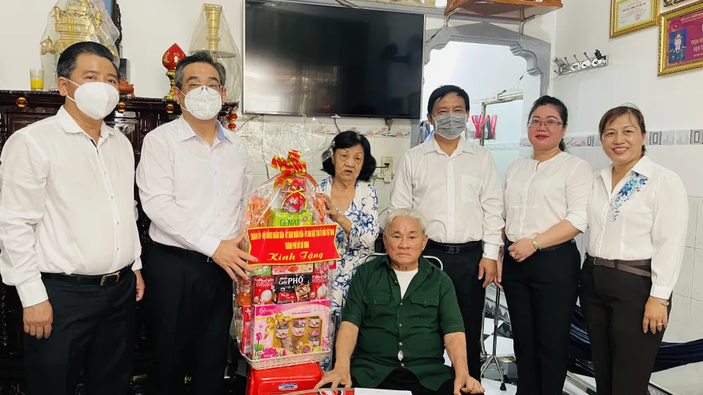 Lãnh đạo TPHCM thăm Mẹ Việt Nam anh hùng, gia đình chính sách ảnh 2