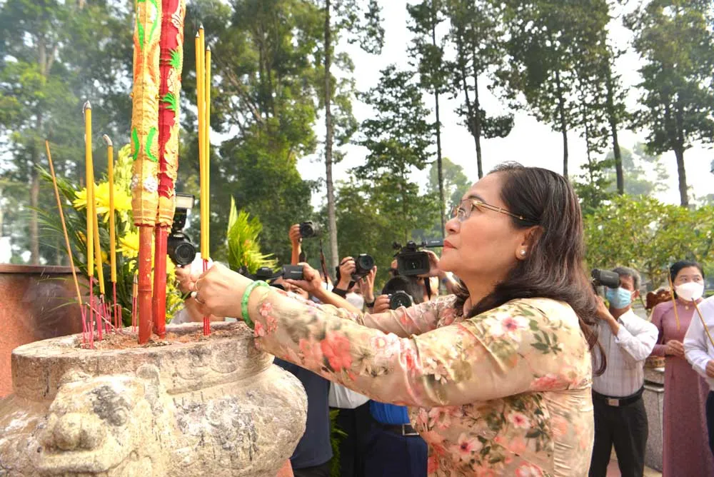 Lãnh đạo TPHCM dâng hương tưởng niệm các anh hùng liệt sĩ ảnh 7