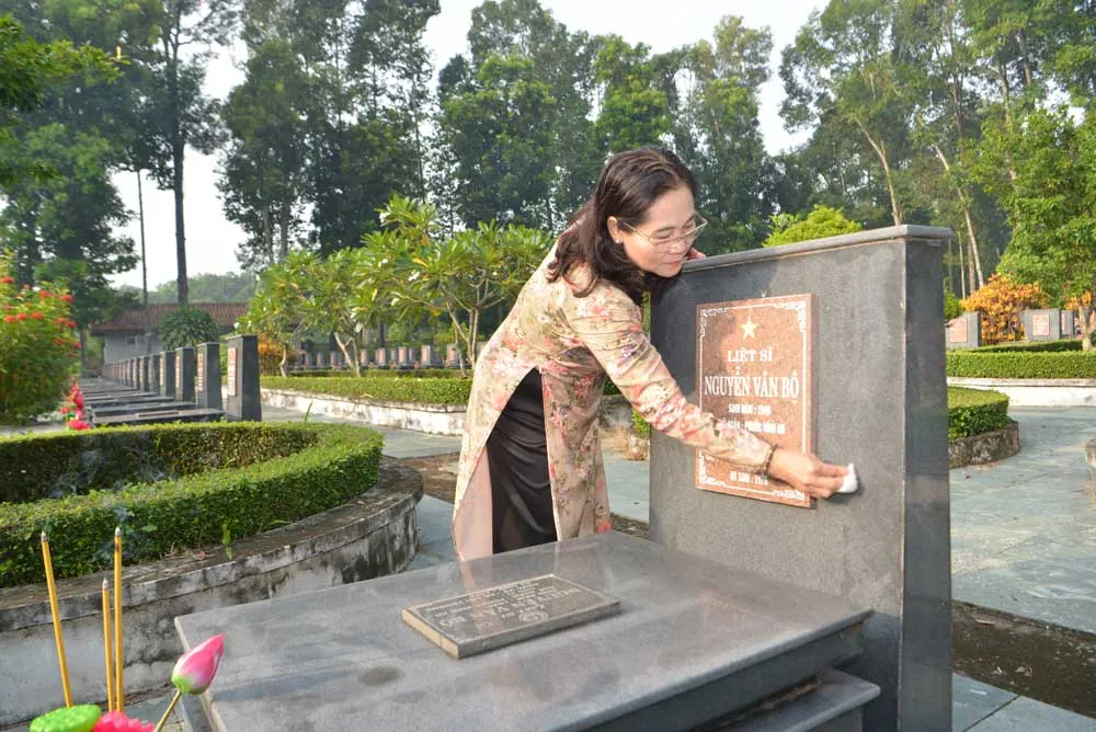 Lãnh đạo TPHCM dâng hương tưởng niệm các anh hùng liệt sĩ ảnh 10