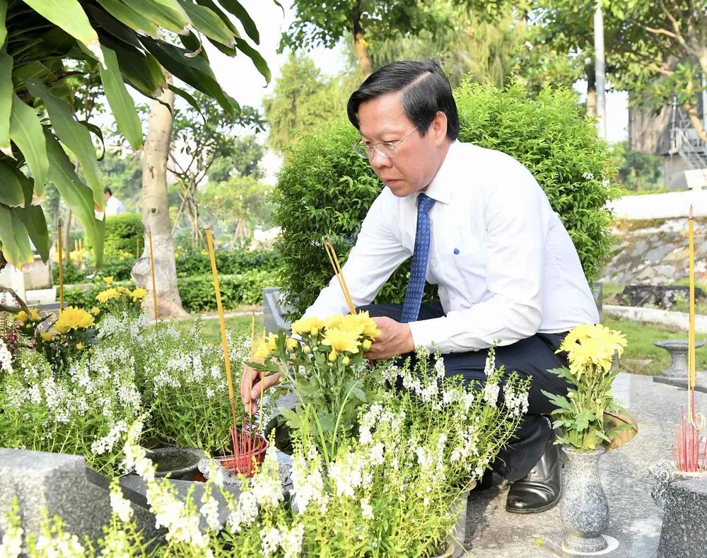 Lãnh đạo TPHCM dâng hương tưởng niệm các anh hùng liệt sĩ ảnh 6